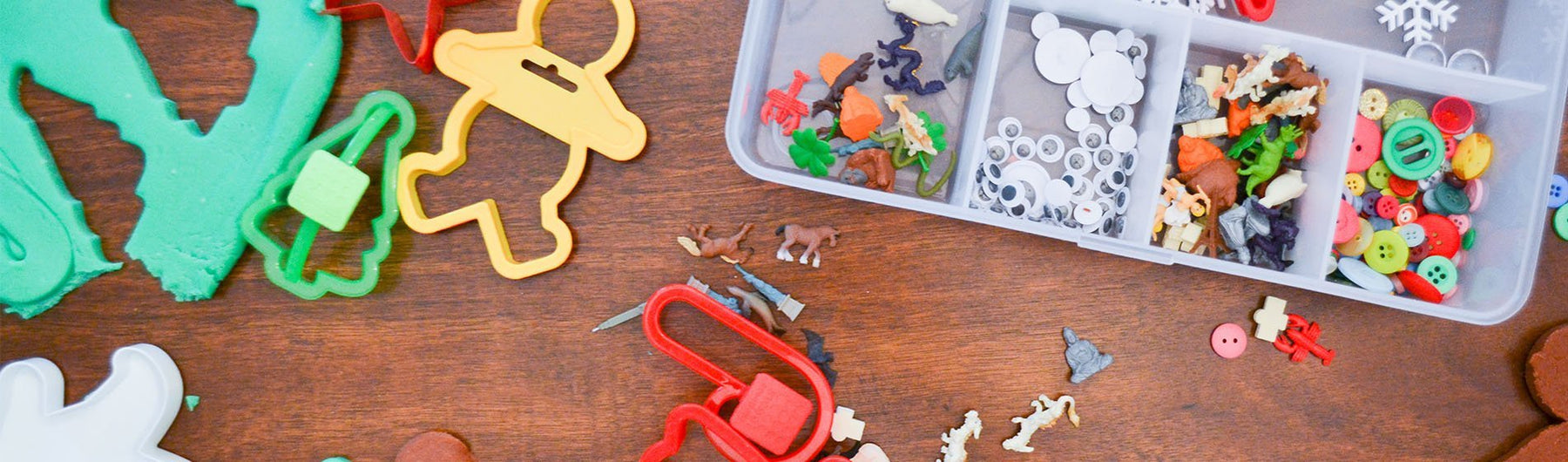 DIY Holiday Play-dough and Mini Figurines Play Set - Safari Ltd®