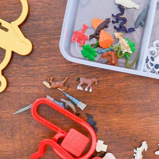 DIY Holiday Play-dough and Mini Figurines Play Set - Safari Ltd®