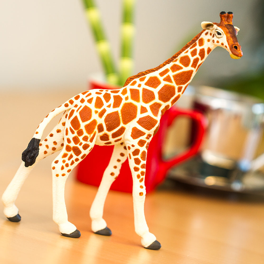 Safari Ltd Wild Safari Reticulated Giraffe Figurine - 7 Inches Tall, Realistic Toy