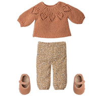 The Maileg Pants and Knitted Sweater, Size 3 - Vintage Powder by Maileg is a delightful doll outfit that includes a cozy knitted sweater, vintage powder-colored pants adorned with dainty leaf patterns, and complementary light brown shoes.
