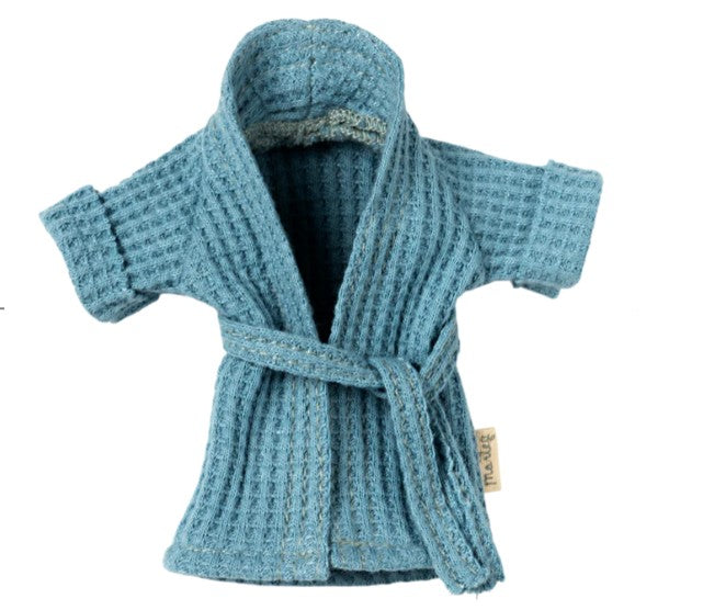 The Maileg Bathrobe, Dad Mouse - Dusty Blue is a miniature robe from Maileg, featuring a small, waffle-textured design in dusty blue with short sleeves and a waist belt, displayed against a white background.
