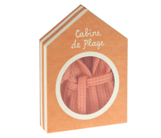 A coral Maileg Bathrobe for Mum Mouse is displayed through the circular window of a house-shaped orange box labeled “Cabine de Plage” in white cursive, inviting imaginative play with the Maileg brand’s charming mouse characters.