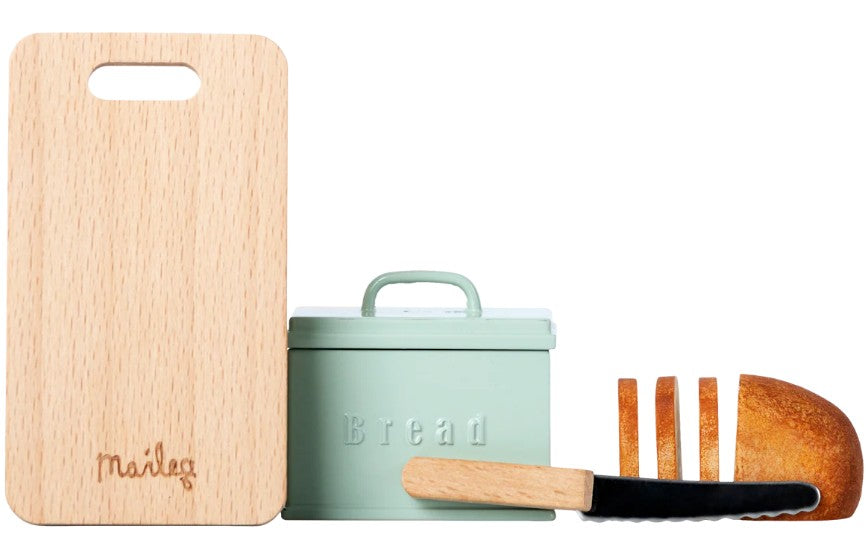 The Maileg Bread Box W. Utensils, Miniature by Maileg includes a mint green bread box, wooden cutting board, bread knife, and four bread slices—perfect kitchen accessories for Maileg Mouse furniture.