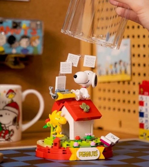 Peanuts Red House Daydreams |  | Safari Ltd®