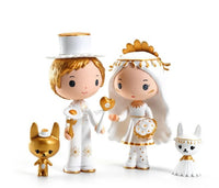 Meet Marguerite & Leopold from DJECO’s Tinyly collection: two charming figurines dressed as a bride and groom in elegant white and gold, each holding a heart-shaped accessory. Beside them are two delightful miniature animal figures, one gold and one white. With their sweet, whimsical features, this DJECO set is perfect for imaginative play or displaying in any collection.