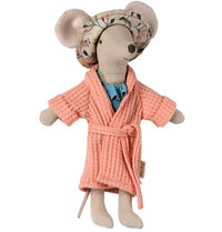 Maileg’s Mum Mouse is ready for imaginative play, wearing a coral miniature bathrobe from the Maileg Bathrobe collection, along with a blue shirt and a wide-brimmed floral hat. This charming stuffed mouse toy from Maileg stands upright with arms slightly outstretched, inviting endless pretend play adventures.
