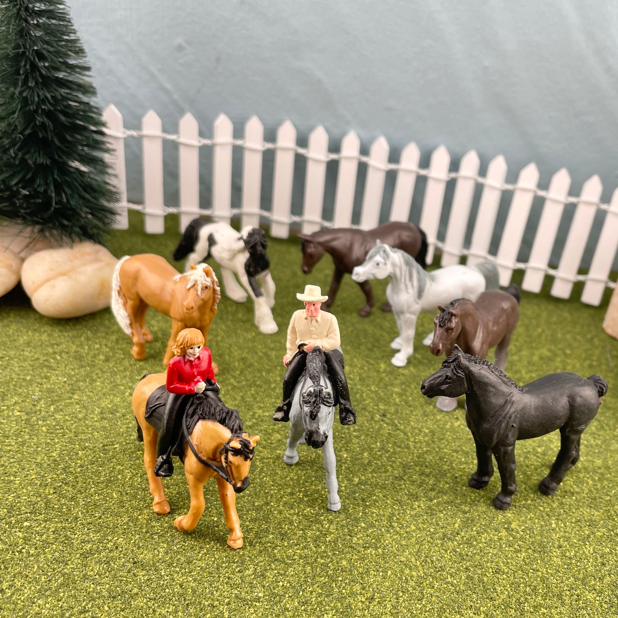 Horses & Riders TOOB® | TOOBS® - Mini Toys | Safari Ltd®