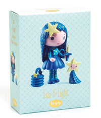 Discover the DJECO Tinyly Luz & Light collectible figure set by DJECO, featuring a charming blue-haired doll with a star accessory on her head, holding a candle and accompanied by a lantern and a star-shaped figurine. Presented in packaging adorned with “Luz & Light” and tinyly on a light blue pattern, this enchanting set is perfect for inspiring creative storytelling adventures.