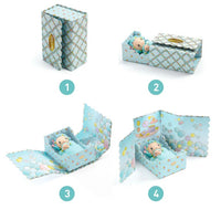 Four steps illustrate the DJECO Tinyly Blue Tinyroom by DJECO, as a small blue box opens to reveal an adorable bear toy inside, with vibrant balloon patterns and charming decorative details both inside and out—inviting you to discover a whimsical miniature room playset in the enchanting world of Tinyly figures.