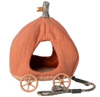 The Maileg Pumpkin Carriage, Mouse by Maileg is a cozy pet bed with a fabric stem, open front entrance, beige wheels, and comes with a matching floral leash—ideal for your Maileg Mouse’s fairy tale adventures.