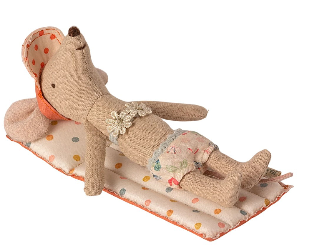A Maileg mouse relaxes on the Maileg Air Mattress, Mouse - Multi dot, wearing a floral swimsuit and orange sunhat—an adorable setup by Maileg that’s perfect for imaginative pretend play.
