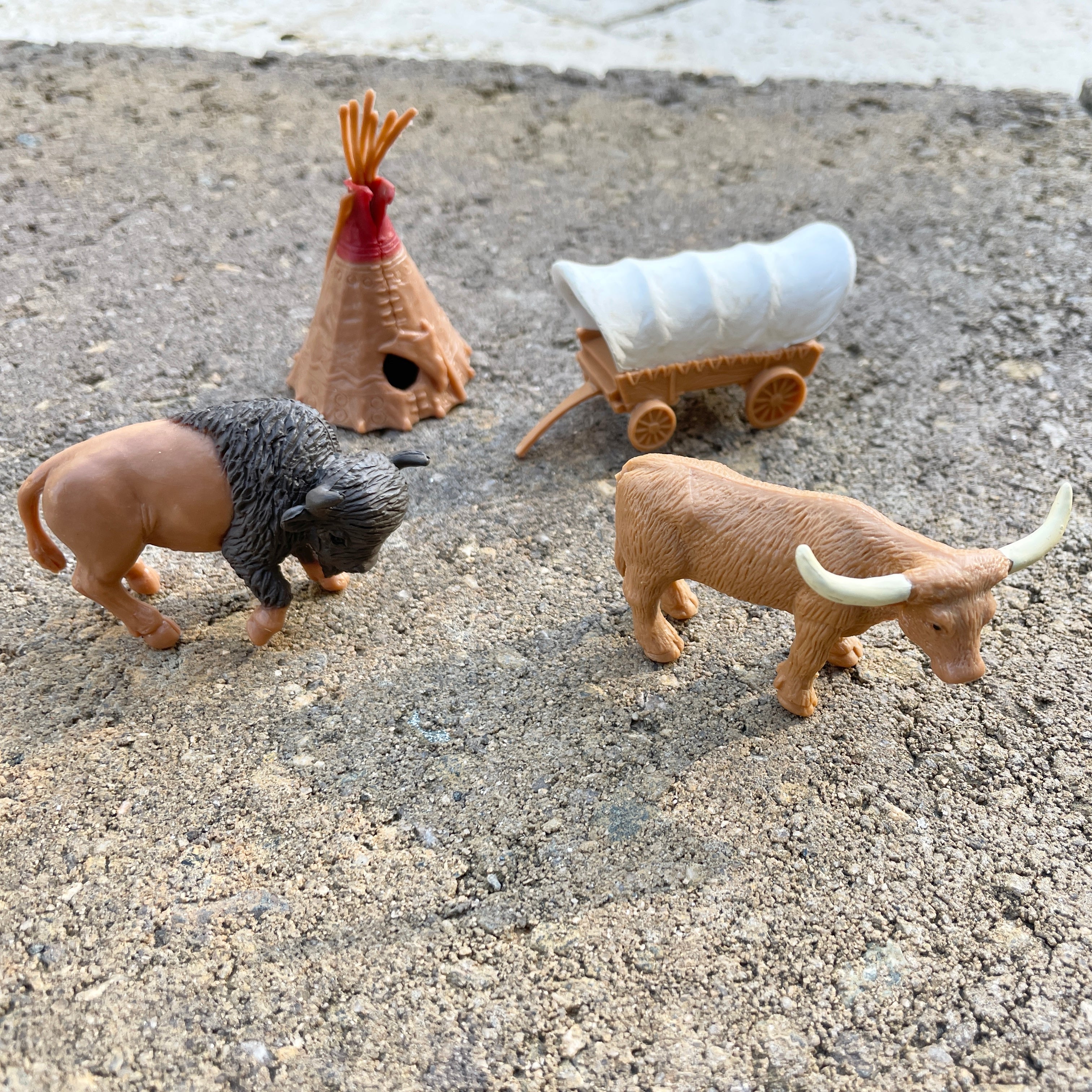 LOT 21 FIGURINE INDIENS, COWBOYS, CHARRIOT, Chevaux, Tente, Totem LOT 21 FIGURINE INDIENS, COWBOYS, CHARRIOT, Chevaux, Tente, Totem
