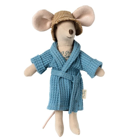 Maileg Bathrobe, Dad Mouse – Dusty Blue features a stuffed mouse wearing a brown hat and a blue waffle-textured robe, reminiscent of the classic Dad Mouse bathrobe. This charming Maileg miniature stands upright with arms outstretched, making it perfect for imaginative play.