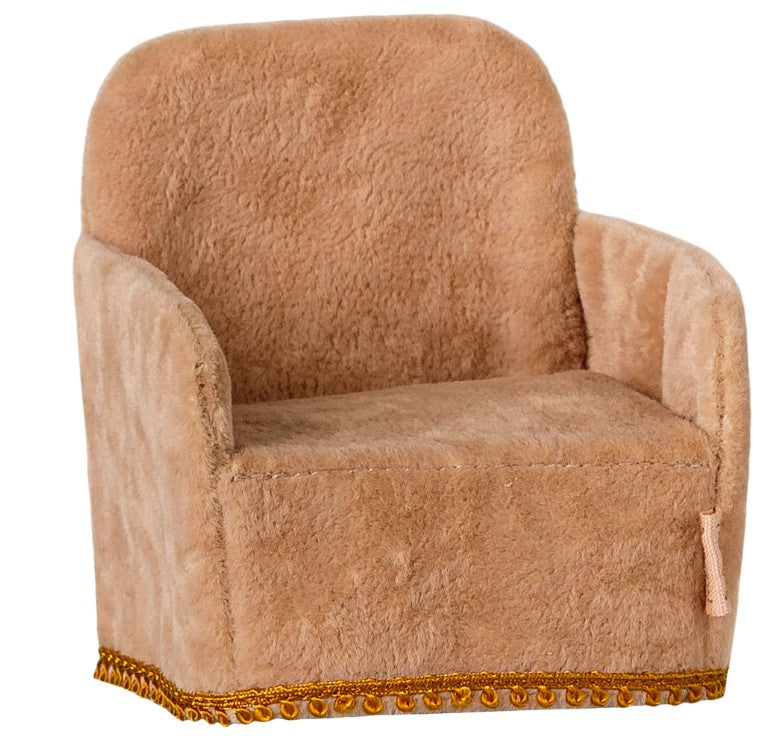 The Maileg Folding Chair, Mouse - Powder by Maileg is a comfy, stylish seat perfectly sized for any Maileg Mouse, featuring soft powder-pink fabric and a foldable design.