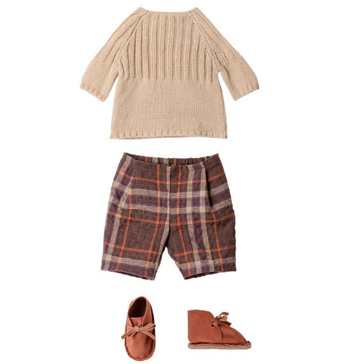 An off-white knitted sweater and pants set from Maileg (Size 4) is arranged on a white background.