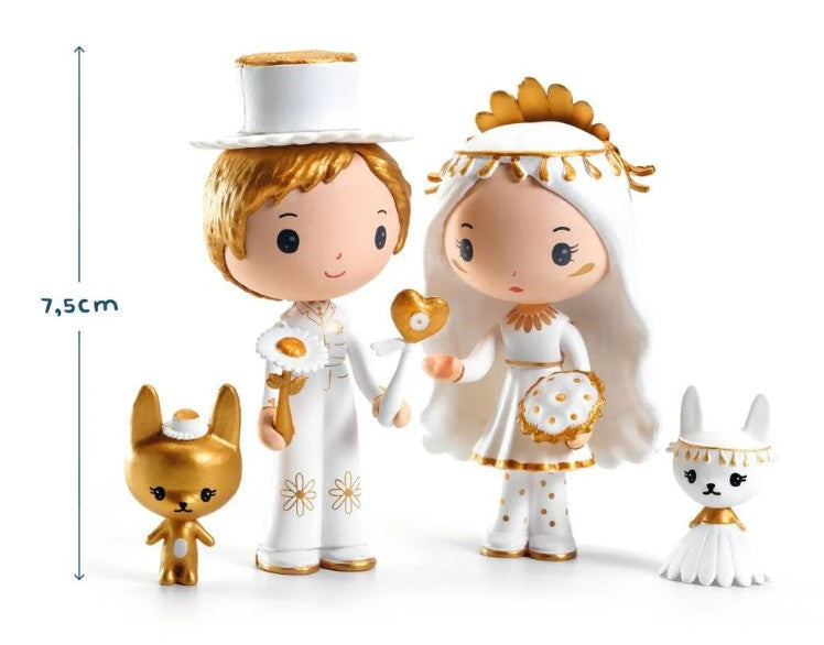 DJECO Tinyly Marguerite & Leopold by DJECO features four charming figurines: Marguerite and Leopold dressed in white and gold, accompanied by two adorable animal companions—one standing and one sitting. Perfect as a miniature collectible figure set for imaginative play, the groom (Leopold) figure measures 7.5 cm tall. Set displayed on a white background.
