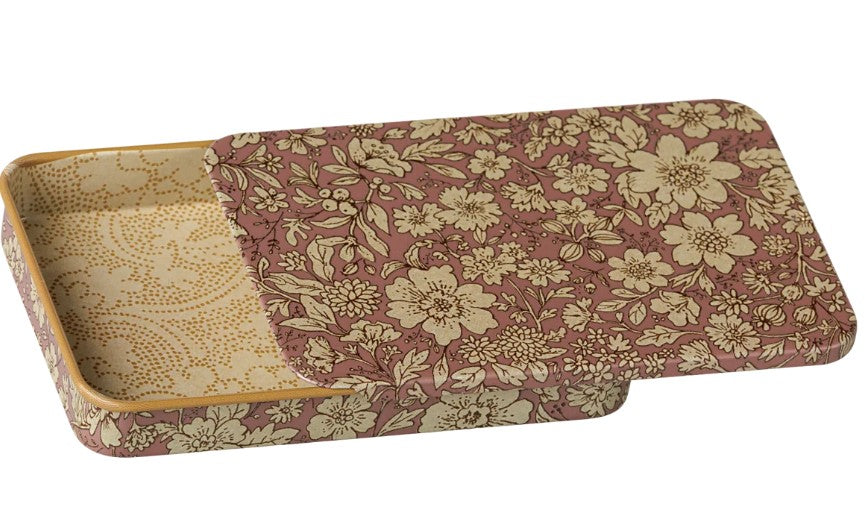 The Maileg Metal box with sliding lid - Blossom - Heather is a rectangular miniature storage box from Maileg, featuring a charming vintage floral pattern in beige and dusty pink. The partially open sliding lid reveals an interior with a coordinating design, making it perfect for keeping your cherished Maileg treasures safe and organized.
