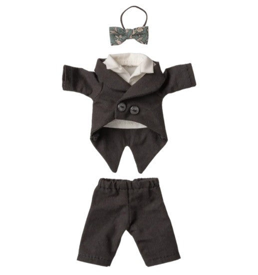 The Maileg Wedding Suit for Dad Mouse by Maileg features a tiny black suit with a white shirt, matching black pants, and a decorative green floral bow tie—all meticulously crafted as a miniature wedding outfit for Maileg Dad Mouse or other small dolls and stuffed animals. It’s the perfect addition to your mouse accessories collection.