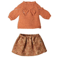 The Maileg Skirt and Knitted Sweater for Medium Mouse, by Maileg, features a cozy orange openwork sweater paired with a brown floral-patterned skirt—both sized perfectly for your child’s medium mouse plush. Displayed on a white background, this delightful outfit set inspires imaginative play and storytelling with beloved plush friends.