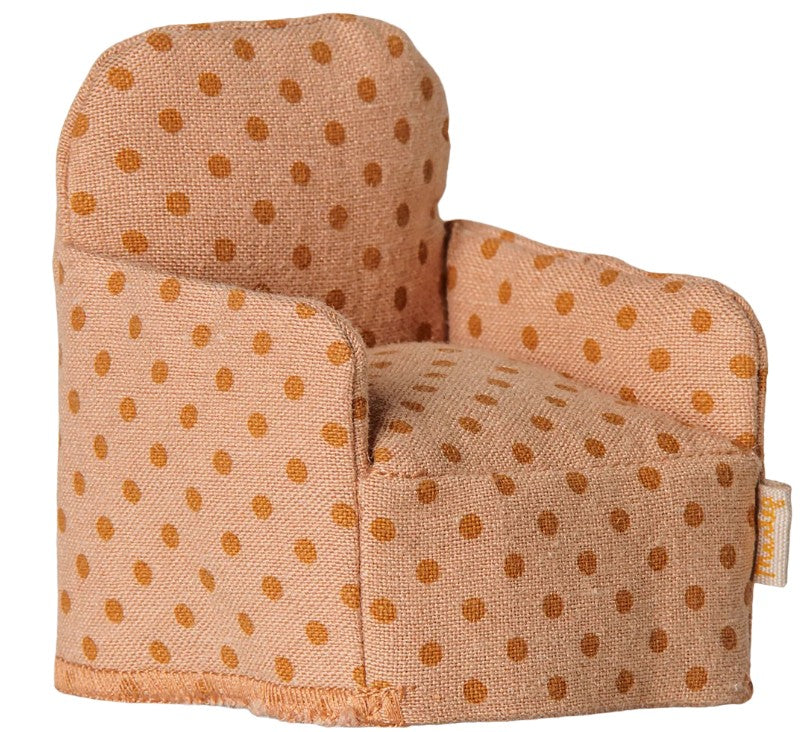 A charming miniature armchair from Maileg, the Folding Chair for Mouse – Dots, featuring soft peach upholstery with playful orange polka dots—ideal for your Maileg mice or as whimsical dollhouse furniture.