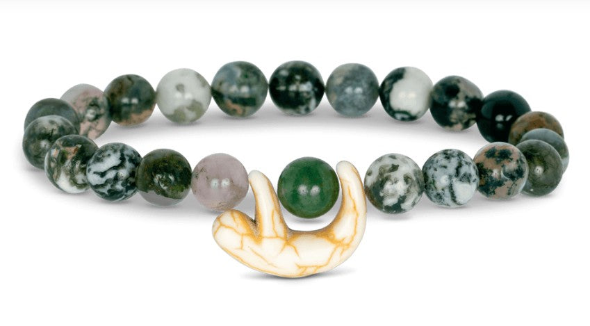 The fahlo Wander - Rainforest Green Sloth bracelet features round marbled green and white stones with a white and gold sloth charm—ideal for wildlife conservation enthusiasts.
