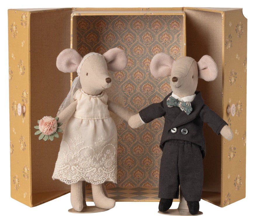 The Maileg Wedding Mice Couple In Box, Mum And Dad by Maileg features plush mice dressed as bride and groom in a lace dress with bouquet and a black suit with bow tie, standing before an open vintage-style keepsake box.