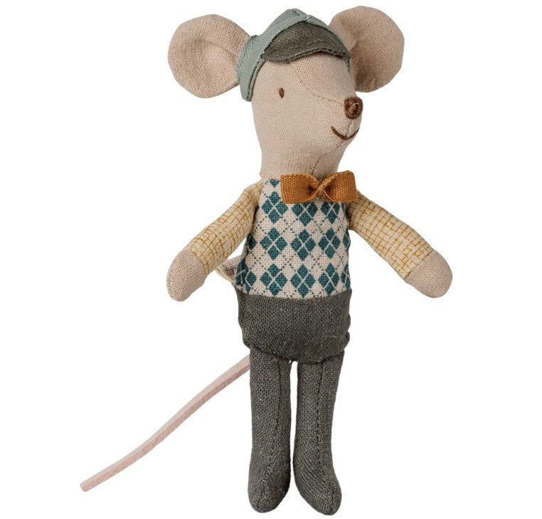 Maileg’s Driver Mouse, Little Brother, is an adorable stuffed toy mouse dressed in a blue and white argyle vest, yellow bow tie, gray pants, and a matching gray cap. With large pink ears and a long pink tail, this Maileg plush is ready to embark on imaginative road trip adventures and endless fun.
