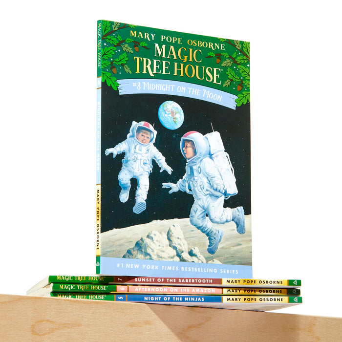 Night of the Ninjas Graphic Novel (Magic Tree House (R))